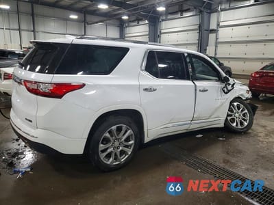 Trzecie zdjęcie samochodu z tyłu: 2018 CHEVROLET TRAVERSE PREMIER VIN:1GNEVJKW6JJ243748 - miniatura