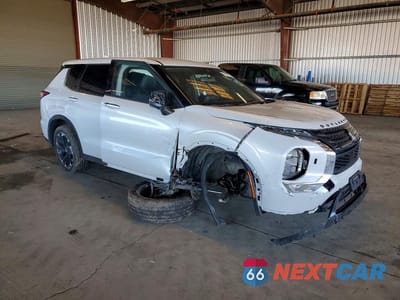 Czwarte zdjęcie samochodu z boku: 2023 MITSUBISHI OUTLANDER SE VIN:JA4J4UA84PZ031160 - miniatura