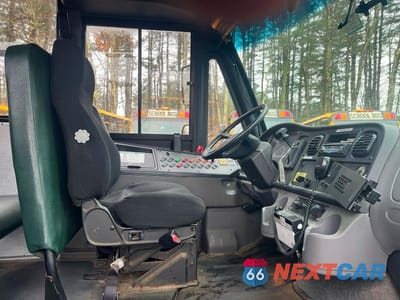 Piąte zdjęcie samochodu w środku: 2015 FREIGHTLINER CHASSIS B2B VIN:4UZABRDU1FCGJ8501 - miniatura
