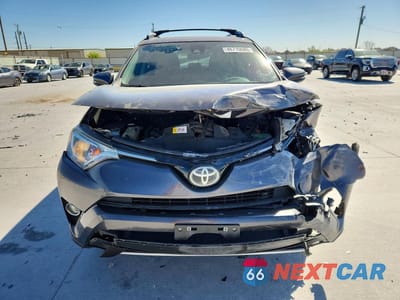 Piąte zdjęcie samochodu w środku: 2017 TOYOTA RAV4 XLE VIN:JTMWFREV2HJ719015 - miniatura