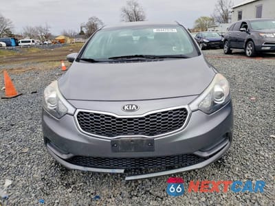 Piąte zdjęcie samochodu w środku: 2016 KIA FORTE LX VIN:KNAFX4A6XG5584434 - miniatura