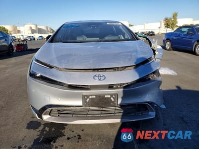 Piąte zdjęcie samochodu w środku: 2023 TOYOTA PRIUS XLE VIN:JTDACAAU4P3001082 - miniatura