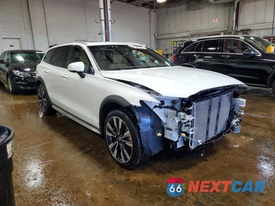 Czwarte zdjęcie samochodu z boku: 2026 VOLVO V60 CROSS COUNTRY ULTRA VIN:YV4L12WL1T2170414 - miniatura