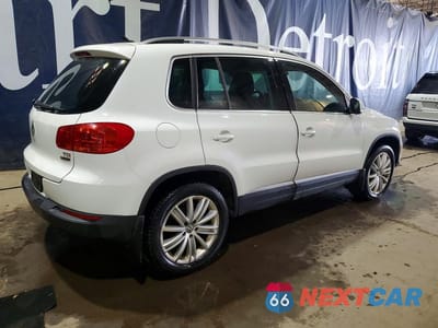 Trzecie zdjęcie samochodu z tyłu: 2016 VOLKSWAGEN TIGUAN S VIN:WVGBV7AX5GW576815 - miniatura