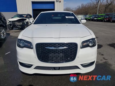 Piąte zdjęcie samochodu w środku: 2018 CHRYSLER 300 S VIN:2C3CCABG1JH240647 - miniatura