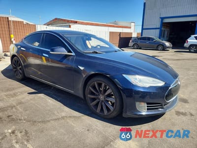 Czwarte zdjęcie samochodu z boku: 2015 TESLA MODEL S 60 VIN:5YJSA1S1XFF080564 - miniatura