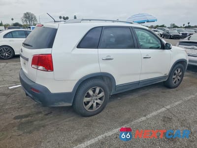 Trzecie zdjęcie samochodu z tyłu: 2013 KIA SORENTO LX VIN:5XYKTDA29DG403076 - miniatura