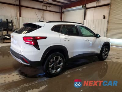 Trzecie zdjęcie samochodu z tyłu: 2025 CHEVROLET TRAX 1LT VIN:KL77LHEPXSC256378 - miniatura