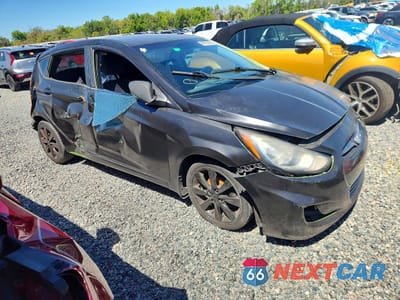 Czwarte zdjęcie samochodu z boku: 2013 HYUNDAI ACCENT SE VIN:KMHCU5AE4DU130754 - miniatura