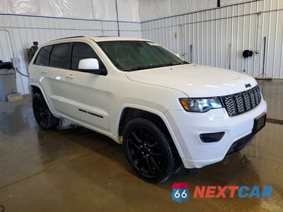 Czwarte zdjęcie samochodu z boku: 2017 JEEP GRAND CHEROKEE LAREDO VIN:1C4RJFAG2HC767670 - miniatura