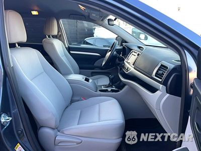 Piąte zdjęcie samochodu w środku: 2019 TOYOTA HIGHLANDER LE VIN:5TDZZRFH6KS367791 - miniatura