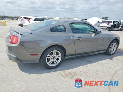 Trzecie zdjęcie samochodu z tyłu: 2010 FORD MUSTANG VIN:1ZVBP8AN8A5155054 - miniatura