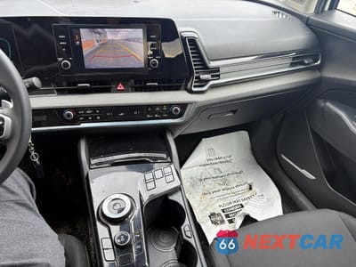 Zdjęcie 9 z 10 samochodu: 2023 KIA SPORTAGE HYBRID LX VIN:KNDPUCAG1P7101680 - miniatura