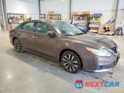 Czwarte zdjęcie samochodu z boku: 2017 NISSAN ALTIMA 2.5 SL VIN:1N4AL3AP5HC221165 - miniatura