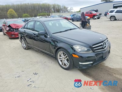 Czwarte zdjęcie samochodu z boku: 2014 MERCEDES-BENZ C 250 VIN:WDDGF4HB9EG207100 - miniatura