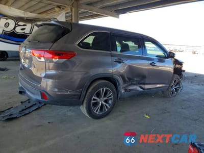 Trzecie zdjęcie samochodu z tyłu: 2019 TOYOTA HIGHLANDER LE VIN:5TDZZRFH7KS298190 - miniatura