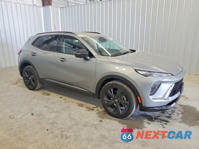 Czwarte zdjęcie samochodu z boku: 2025 BUICK ENVISION SPORT TOURING VIN:LRBFZLE41SD077872 - miniatura