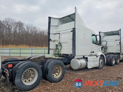 Czwarte zdjęcie samochodu z boku: 2020 VOLVO VNR SEMI TRUCK VIN:4V4WC9EG9LN267337 - miniatura