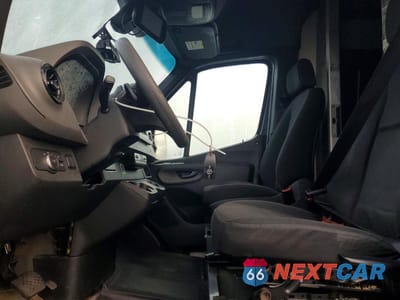 Zdjęcie 7 z 11 samochodu: 2019 MERCEDES BENZ SPRINTER 2500 DELIVERY VAN VIN:WD4PF1CD9KP127556 - miniatura