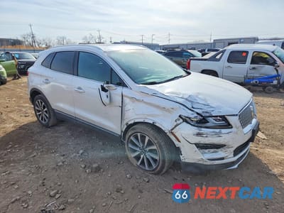 Czwarte zdjęcie samochodu z boku: 2019 LINCOLN MKC RESERVE VIN:5LMCJ3C95KUL47124 - miniatura