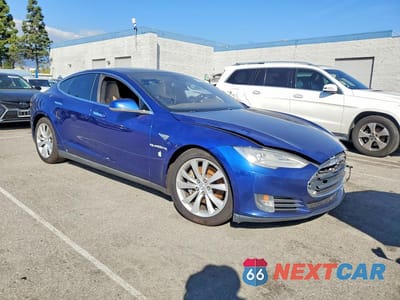 Czwarte zdjęcie samochodu z boku: 2015 TESLA MODEL S VIN:5YJSA1E2XFF120162 - miniatura