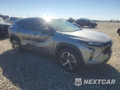 Czwarte zdjęcie samochodu z boku: 2024 CHEVROLET TRAX 1RS VIN:KL77LGE20RC227206 - miniatura