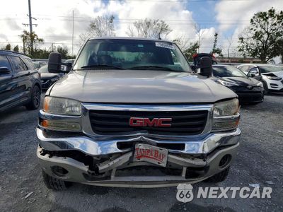 Piąte zdjęcie samochodu w środku: 2004 GMC SIERRA K2500 CREW CAB VIN:1GTGK23U64F146862 - miniatura