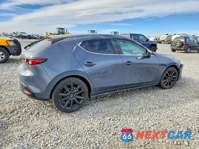 Trzecie zdjęcie samochodu z tyłu: 2024 MAZDA 3 PREFERRED VIN:JM1BPBLM5R1703034 - miniatura