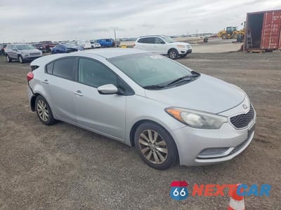 Czwarte zdjęcie samochodu z boku: 2015 KIA FORTE LX VIN:KNAFX4A60F5396925 - miniatura