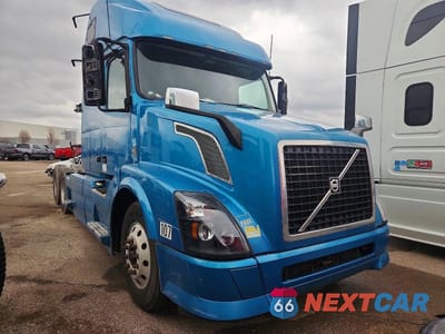 2015 VOLVO VNL SEMI TRUCK 4V4NC9EH7FN936228 - główne zdjęcie licytacji z USA - miniatura