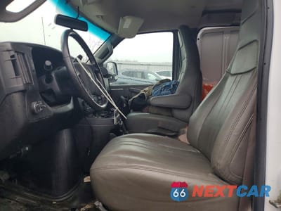 Zdjęcie 7 z 14 samochodu: 2021 CHEVROLET EXPRESS G2500 DELIVERY VAN VIN:1GCWGAFP7M1305897 - miniatura