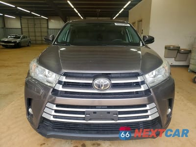 Piąte zdjęcie samochodu w środku: 2018 TOYOTA HIGHLANDER LE PLUS VIN:5TDBZRFH2JS908688 - miniatura