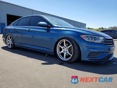 Czwarte zdjęcie samochodu z boku: 2021 VOLKSWAGEN JETTA S VIN:3VWC57BU8MM011044 - miniatura