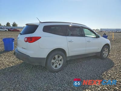 Trzecie zdjęcie samochodu z tyłu: 2010 CHEVROLET TRAVERSE LT VIN:1GNLVGEDXAS122817 - miniatura