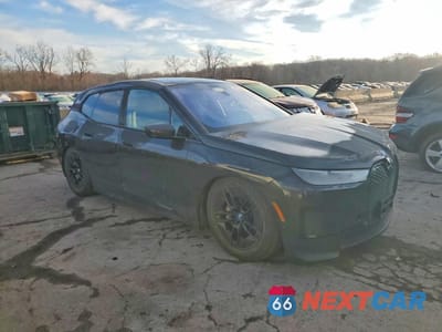 Czwarte zdjęcie samochodu z boku: 2023 BMW IX XDRIVE50 VIN:WB523CF04PCM15321 - miniatura