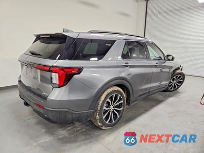 Trzecie zdjęcie samochodu z tyłu: 2026 FORD EXPLORER ST-LINE VIN:1FMUK8KH8TGA55946 - miniatura