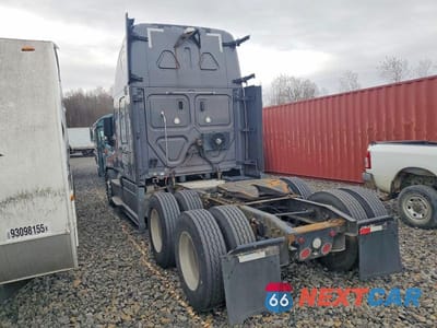 Trzecie zdjęcie samochodu z tyłu: 2018 FREIGHTLINER CASCADIA 125 SEMI TRUCK VIN:1FUJGLDRXJLJK3369 - miniatura
