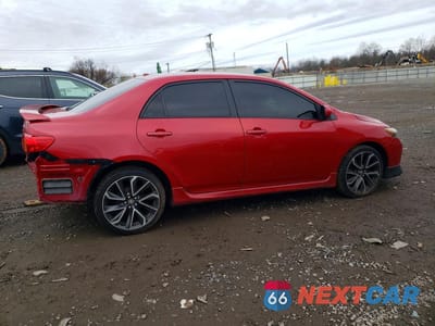 Trzecie zdjęcie samochodu z tyłu: 2010 TOYOTA COROLLA S VIN:2T1BU4EE0AC421085 - miniatura