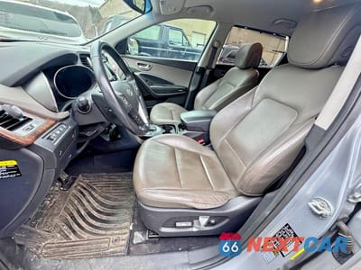 Piąte zdjęcie samochodu w środku: 2017 HYUNDAI SANTA FE SE VIN:KM8SNDHF0HU230678 - miniatura