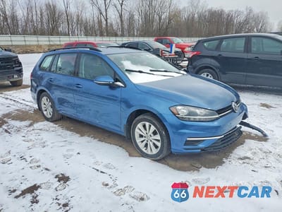 Czwarte zdjęcie samochodu z boku: 2018 VOLKSWAGEN GOLF SPORTWAGEN S VIN:3VW117AU9JM750715 - miniatura