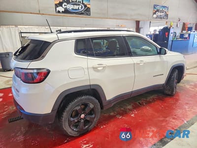 Trzecie zdjęcie samochodu z tyłu: 2020 JEEP COMPASS LATITUDE VIN:3C4NJDBB2LT164236 - miniatura