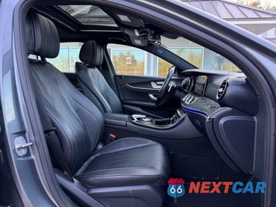 Piąte zdjęcie samochodu w środku: 2017 MERCEDES-BENZ E 300 4MATIC VIN:WDDZF4KB2HA126772 - miniatura