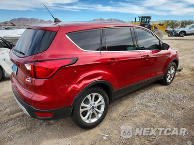 Trzecie zdjęcie samochodu z tyłu: 2019 FORD ESCAPE SE VIN:1FMCU9GD2KUA68970 - miniatura