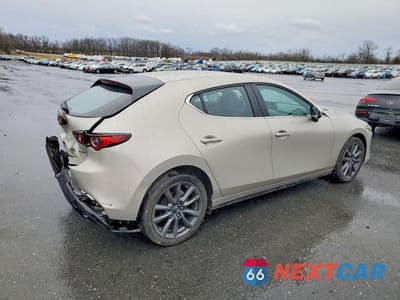 Trzecie zdjęcie samochodu z tyłu: 2024 MAZDA 3 PREFERRED VIN:JM1BPALM9R1709865 - miniatura