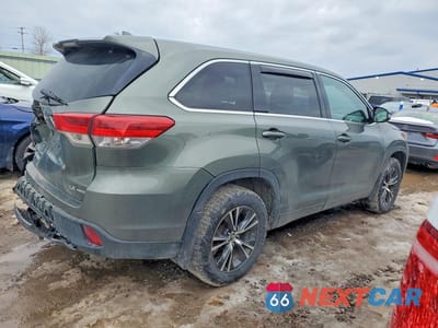 Trzecie zdjęcie samochodu z tyłu: 2018 TOYOTA HIGHLANDER LE PLUS VIN:5TDBZRFH7JS802981 - miniatura