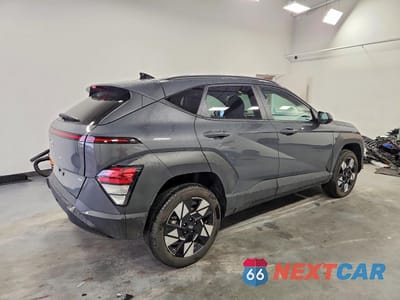 Trzecie zdjęcie samochodu z tyłu: 2025 HYUNDAI KONA SEL VIN:KM8HBCAB5SU328763 - miniatura