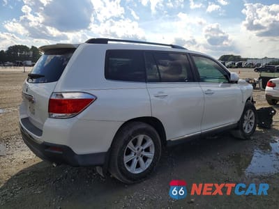 Trzecie zdjęcie samochodu z tyłu: 2011 TOYOTA HIGHLANDER SE VIN:5TDZK3EH8BS035323 - miniatura