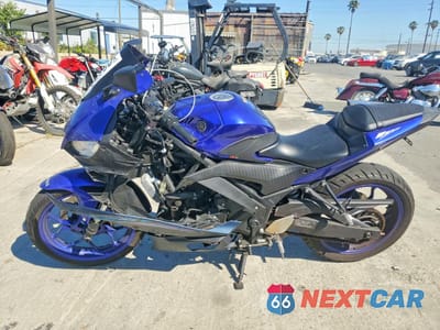 Trzecie zdjęcie samochodu z tyłu: 2024 YAMAHA YZFR3 VIN:MH3RH18Y4RK015023 - miniatura