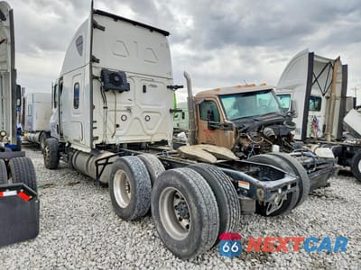 Trzecie zdjęcie samochodu z tyłu: 2022 FREIGHTLINER CASCADIA 126 SEMI TRUCK VIN:3AKJHHDR9NSMX3502 - miniatura
