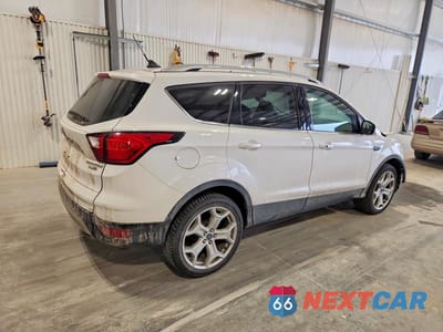 Trzecie zdjęcie samochodu z tyłu: 2019 FORD ESCAPE TITANIUM VIN:1FMCU9J95KUA76002 - miniatura